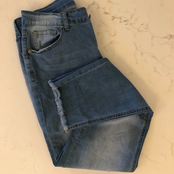 Like New Jeans w/Frayed Pockets Legs - Picture 2 of 8